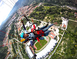 volando Parapente sobre el estadio Metropolitano en Mérida Venezuela