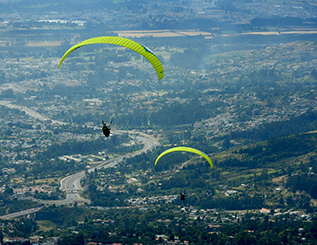 Parapentes Volando en el Valle de Cumbaya Quito Ecuador